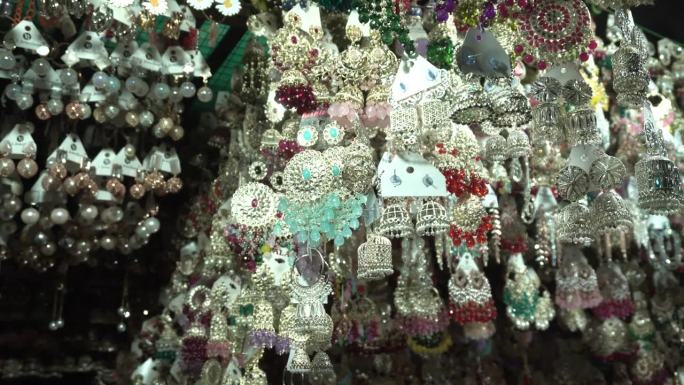 在露天市场出售珠宝饰品。