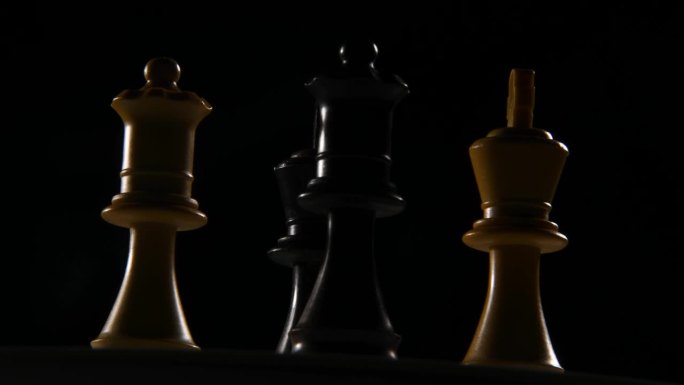 移动的国王和王后的特写镜头从一套国际象棋。