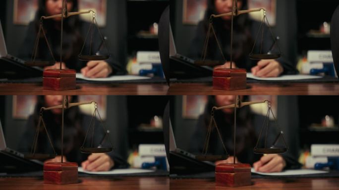 女律师在办公室把重要文件写在纸上