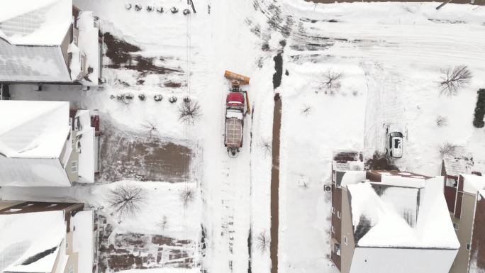 扫雪机清理街道