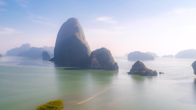 4K鸟瞰图泰国攀牙湾日出时的超延时照片。
