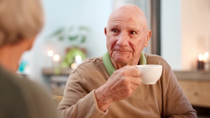 早上，茶话会、老年朋友和与养老院的人交谈，这些都是增进感情的好方法。微笑，喝酒，一群快乐的老人在公寓