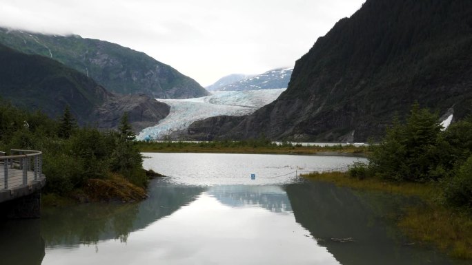 从阿拉斯加门登霍尔冰川游客中心拍摄的门登霍尔冰川和湖泊。