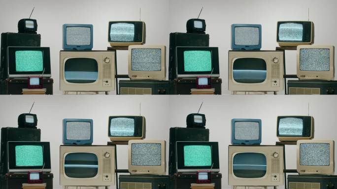 浅色背景上有灰色干扰屏的旧电视。复古电视构图，怀旧。灰色噪音屏幕和故障。