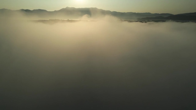 云雾在天空中移动，日出与山