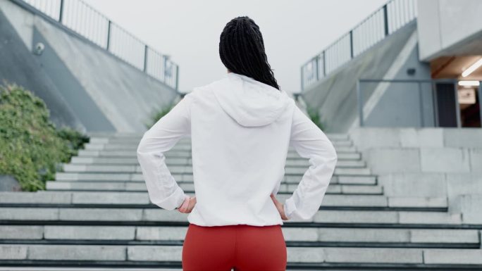 健身，挑战和背后的女人与楼梯跑步，决心或心态在城市。台阶，锻炼和后视图的女士跑步者户外弹性训练，健康