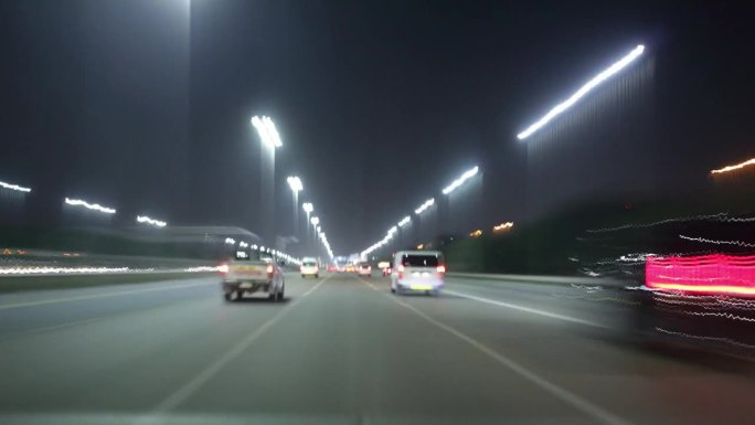 夜晚照亮阿布扎比到迪拜公路旅行交通街道前全景4k延时阿联酋
