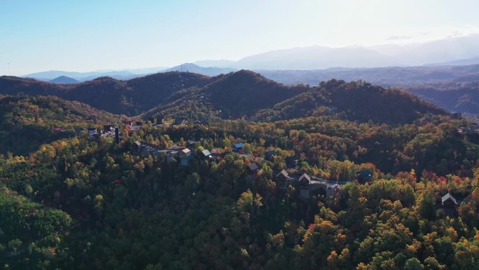 在Smoky Mountains的Mountain Ridge上的小屋，Drone View, Pi