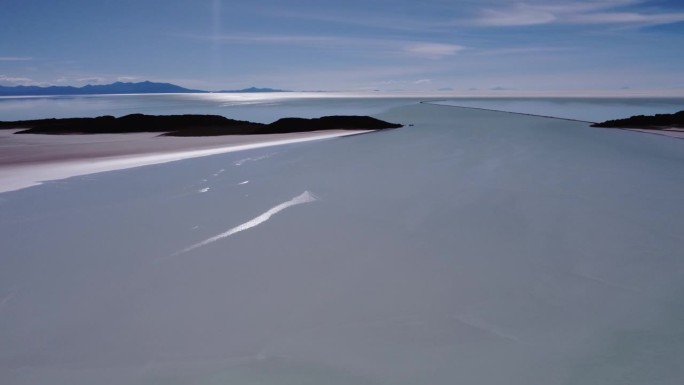 旋转空中显示乌尤尼盐湖，玻利维亚高原的广阔