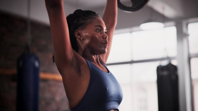 举重，健身和有肌肉的黑人女性在健身房进行健美训练，高强度的锻炼和锻炼。健身、运动和人用杠铃作挑战，强