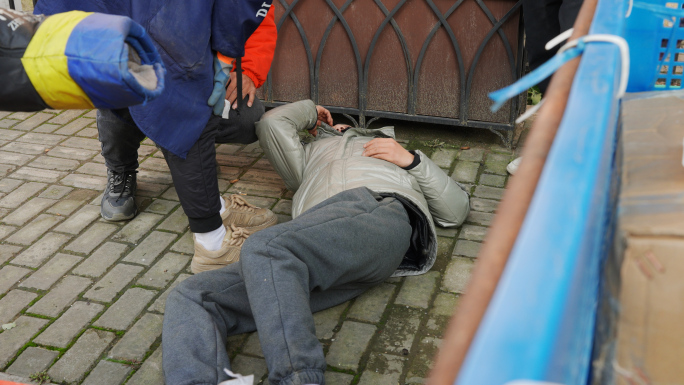 快递员累倒在路边 辛苦养家