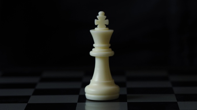 国际象棋棋盘上的白色棋子