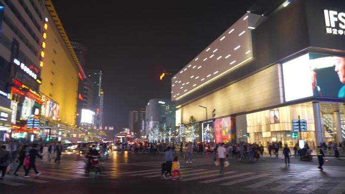 夜晚时分照亮长沙市市中心拥挤的人行横道交通街道慢动作全景4k中国