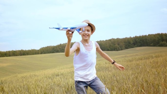 梦幻之地:阳光下快乐的孩子玩玩具飞机