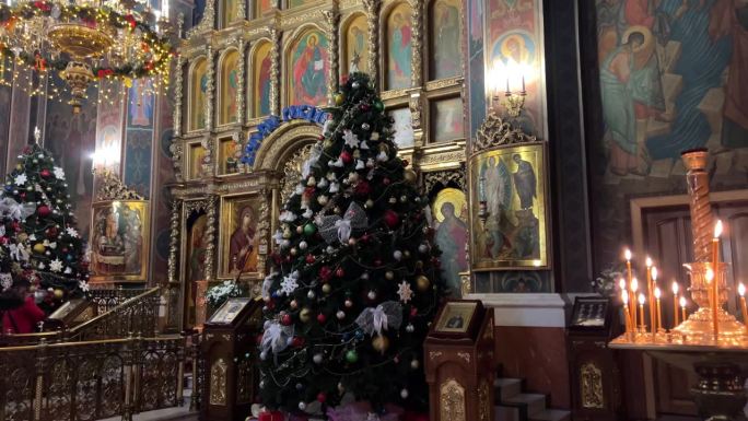 教堂圣诞节东正教教堂内平安夜装饰圣诞树蜡烛美丽的图标耶稣诞生祝贺敲钟庆祝