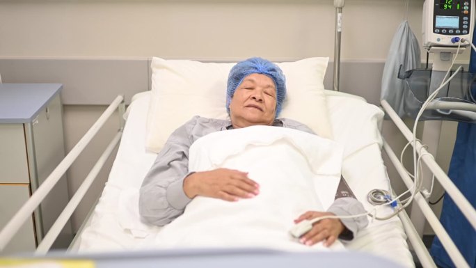 病床上的老年女病人，血氧计缩小了