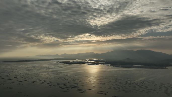 夕阳下的海上养殖海洋牧场网箱养殖