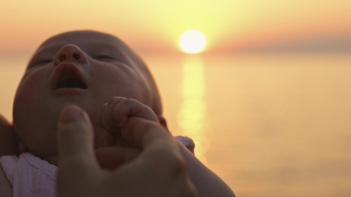 在Sea St Sunset拍摄的可爱的幼儿和妈妈玩耍的慢镜头