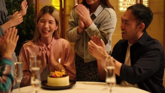 一位年轻的亚洲女性正在庆祝她的生日