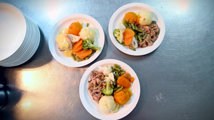 三顿在商业厨房新鲜供应的饭菜。美味的冬季蔬菜、鱼或牛肉配上酱汁和肉汁，随时可以在酒店餐厅享用。