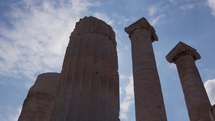 阿尔忒弥斯神庙的古老柱子被太阳背光照亮。