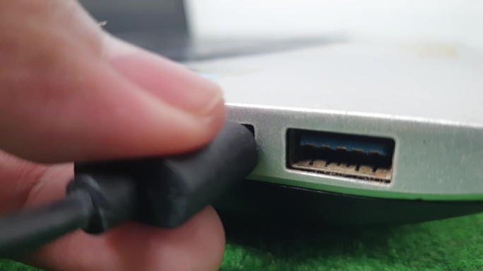 黑色USB线，未从笔记本电脑或笔记本电脑的USB接口上拔出