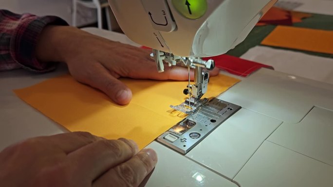拼接被子的制作过程。缝纫。缝纫机侧面图。