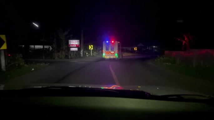 救护车和急救车在夜间赶往事故现场
