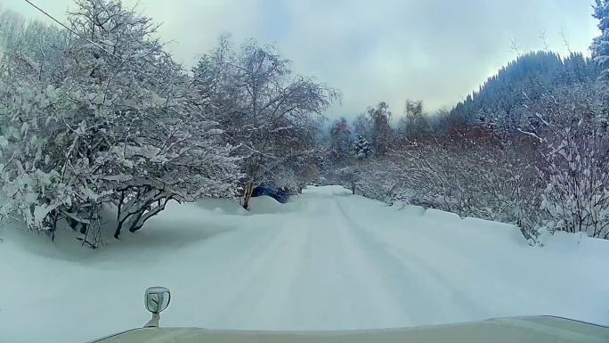 一辆在雪后的路上开往山上的汽车。哈萨克斯坦阿拉木图山脉布塔可夫斯基峡谷的童话之路。