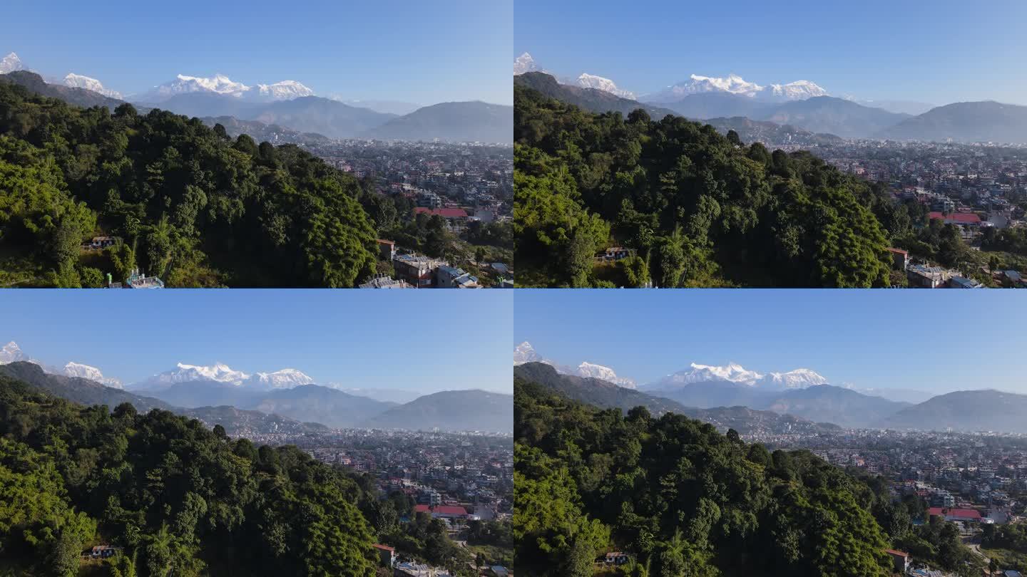 尼泊尔博卡拉市和喜马拉雅山脉的山景。航拍上升图