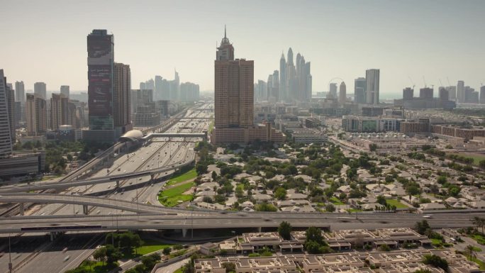 阳光明媚的一天迪拜市中心主要交通道路屋顶全景4k延时阿联酋