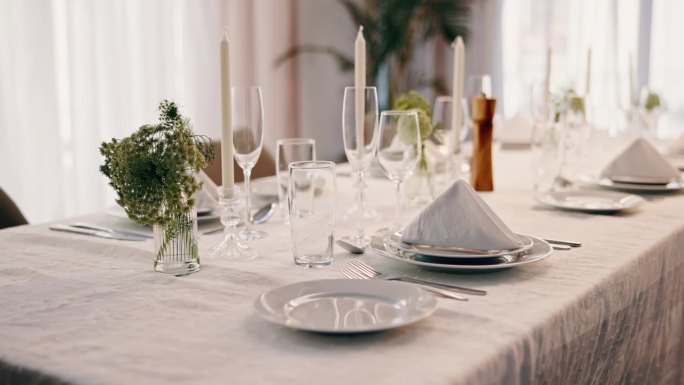 餐桌，装饰和婚礼或浪漫设置的聚会，豪华活动或晚餐。丰富的午餐或优雅的晚餐创意接待，服务或餐饮在一个场