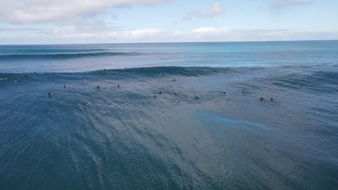 海浪 海水 人 冲浪在碧蓝的海洋上
