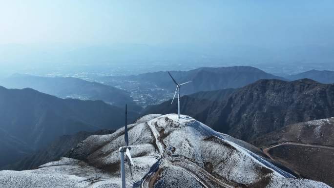 冬季桂林高山上的积雪和风力发电风车