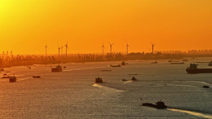 长江港口码头夕阳下江面上的货轮