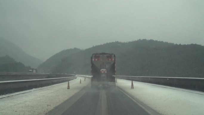 大雪中的高速公路2