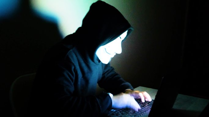 黑客在攻击敲打键盘