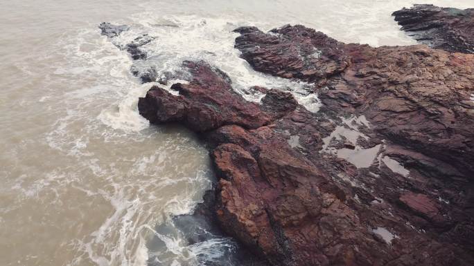 海浪与红色岩石