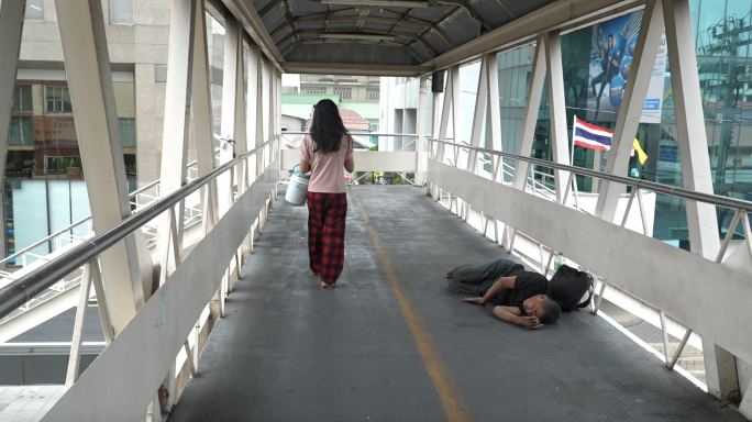 曼谷天桥上睡觉的流浪汉无家可归者4k
