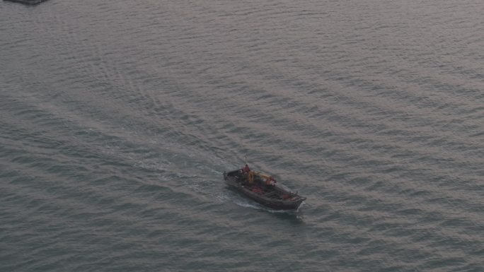 航拍威海高区小石岛渔港春季清晨出海渔船