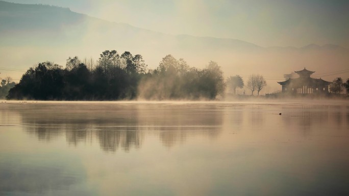 清晨云雾缭绕的湖面