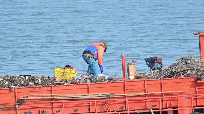 长沙湘江河面保洁员，运输清理湘江垃圾