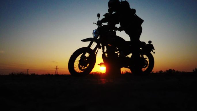 石油管线与摩托+夕阳