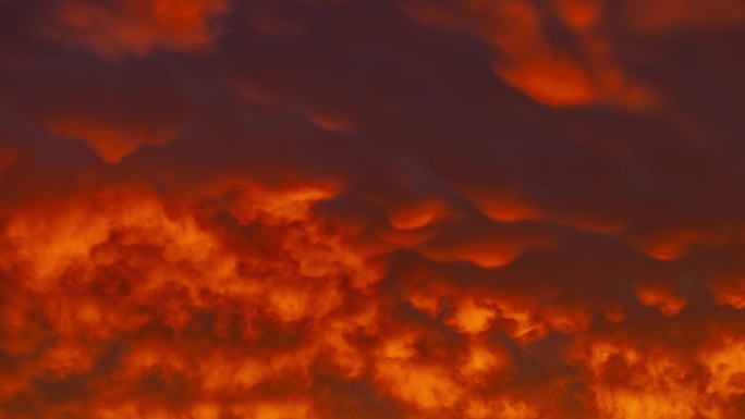 时间流逝充满活力的红色云彩在天空中移动