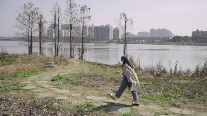 女生在武汉径河公园草坪小道漫步游玩逛公园