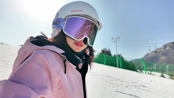 女子滑雪场开心滑雪