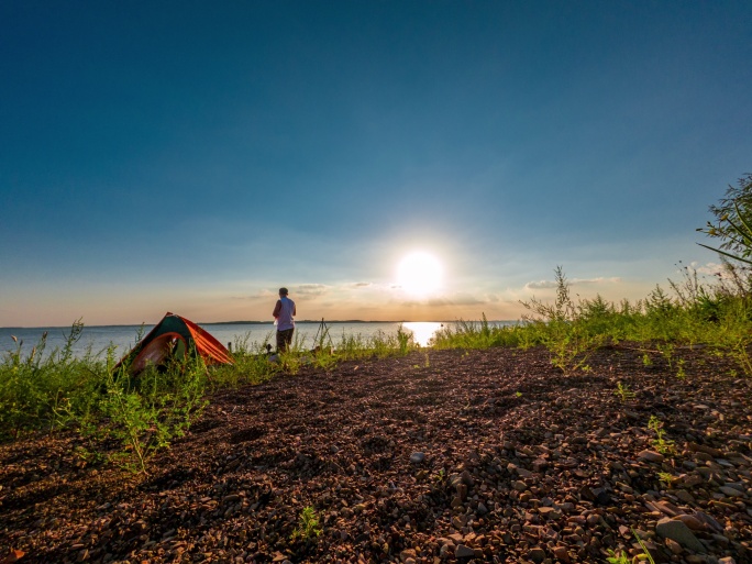 一家人在武汉梁子湖畔露营野餐日落夕阳延时