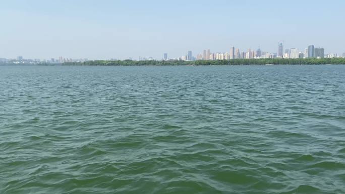 航行在湖北武汉的东湖，武汉城市天际线