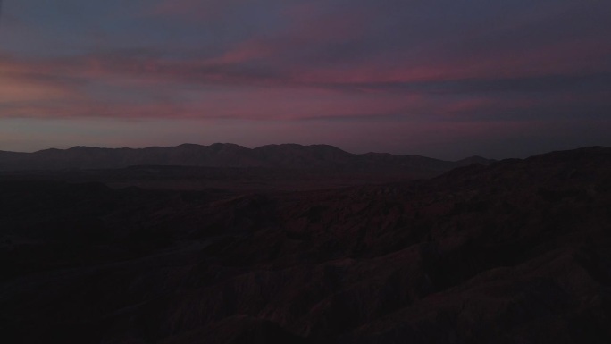 黄昏时沙漠景观的航拍画面