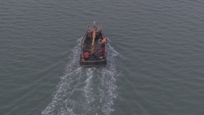 航拍威海高区小石岛渔港春季清晨出海渔船